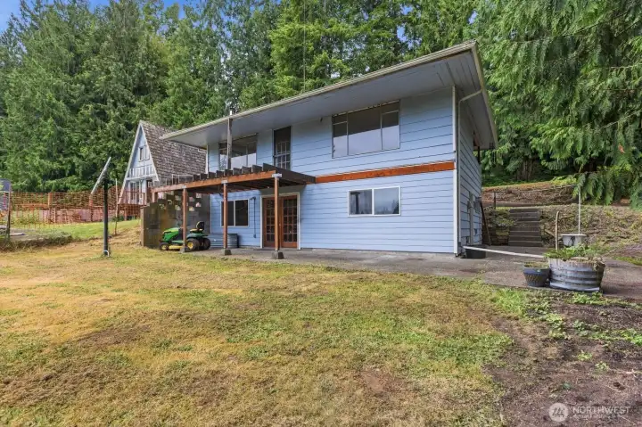 Main residence facing the lake.