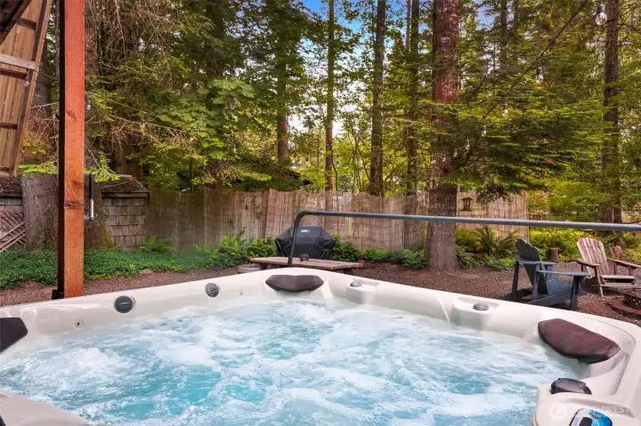7-Person Hot Tub with Speakers and Ozone Cleaning System