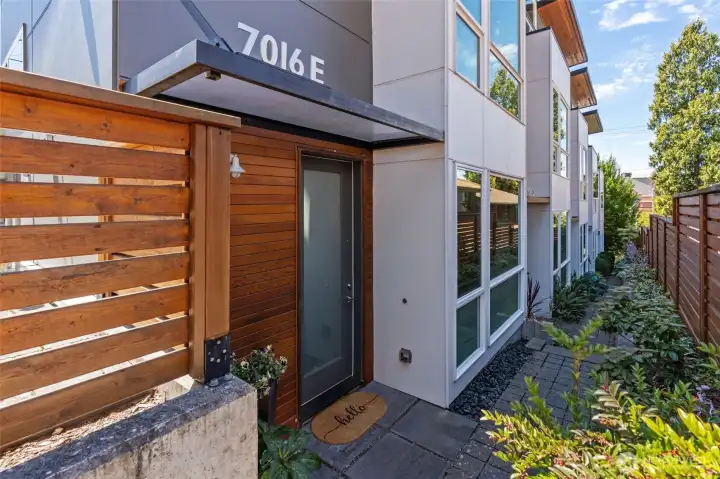 Privately situated corner end-unit. Privately situated corner end-unit.