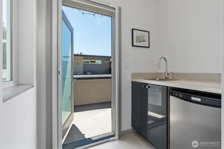 Wetbar conveniently located near the view deck, with a sink and mini-fridge makes relaxing and entertaining easy. Wetbar conveniently located near the view deck, with a sink and mini-fridge makes relaxing and entertaining easy.