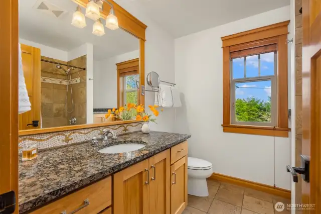 Guest bathroom situated between the two guest bedrooms.