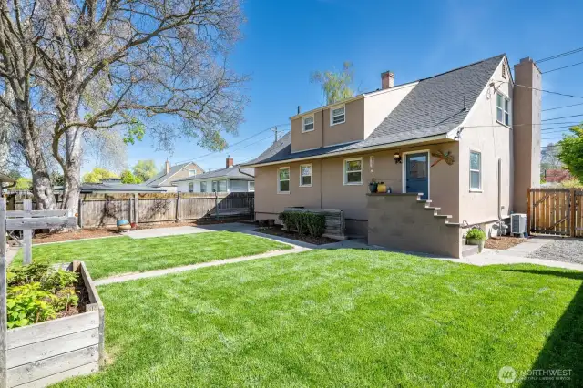 Awesome fenced back yard