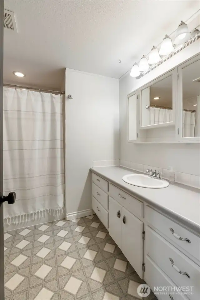 Full guest bathroom with shower/tub combo.