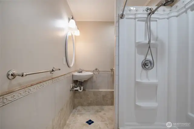 Attached 3/4 bath