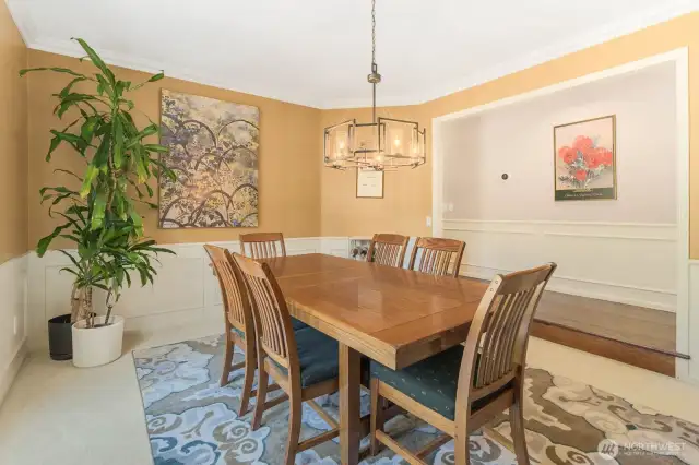Let's head back down the hall to the right, towards the family room & kitchen...