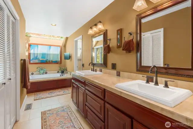 4-piece primary en suite also features a walk-in closet!
