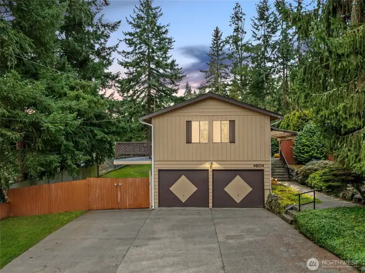1st time on market, original owners & in meticulous condition! All in the heart of everything Mountlake Terrace.  Great location, really great neighbors!