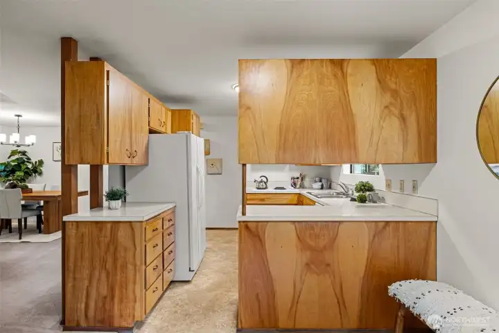 check out the cabinets like they were installed yesterday, in perfect condition!  You just don't find anything like this.