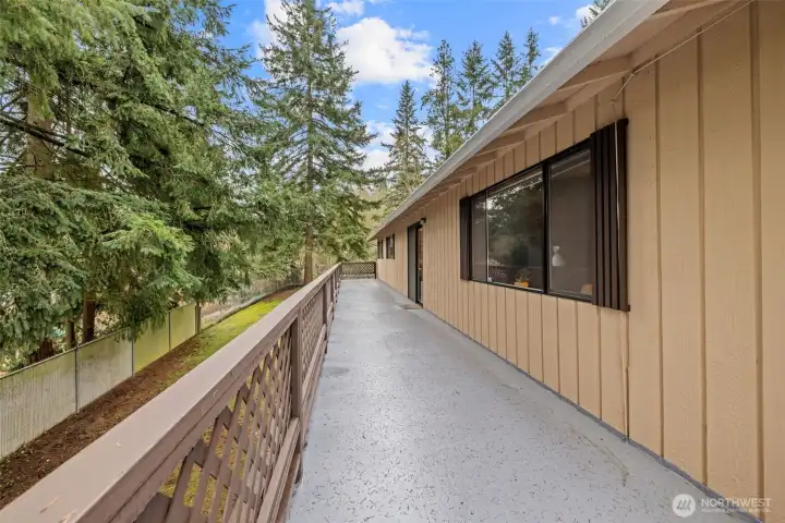 Deck that goes the whole way from front to back, what a great space and place