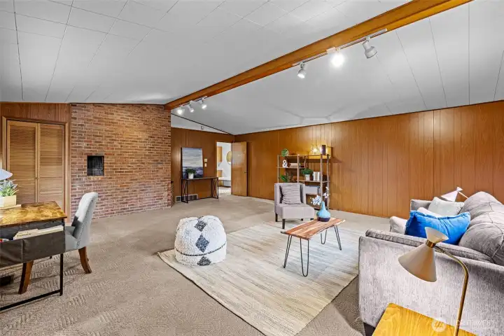 Massive family room off entry and living room - GREAT space, perfect condition!