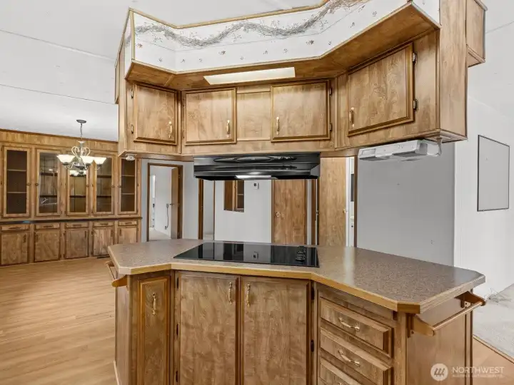 Open to the rest of the home, it allows you to easily interact with guests.