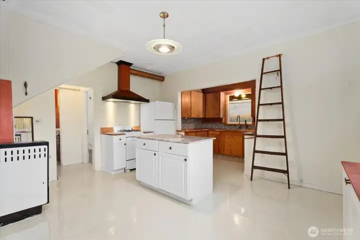 The open and spacious kitchen layout offers multi-functional space and storage options, while making entertaining or cooking effortless.