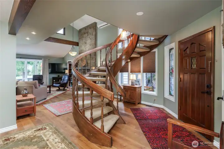 It'sthe little distinctions that set this home apart!