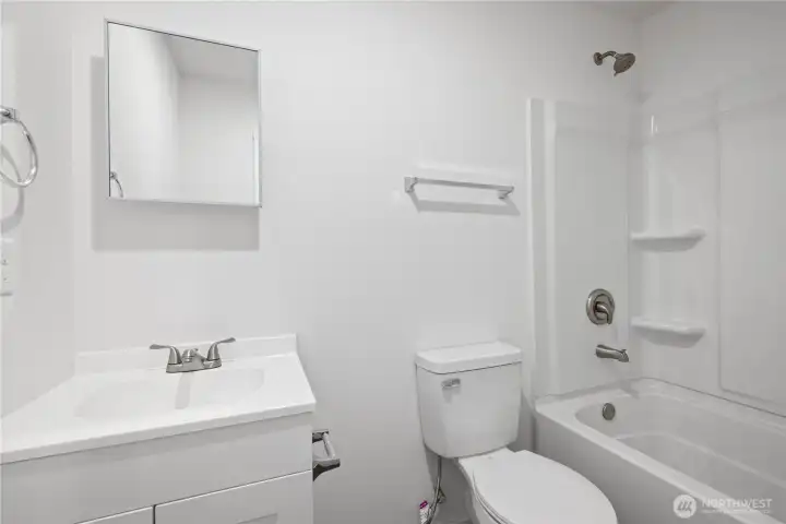 Downstairs Right Side Unit Full Bath