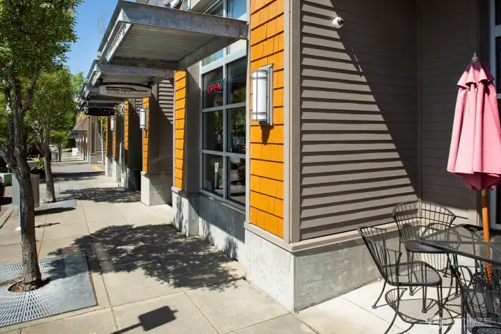 Pleasant Winslow Way extends right into town.  Specialty shops, bakeries and shopping outside your door.