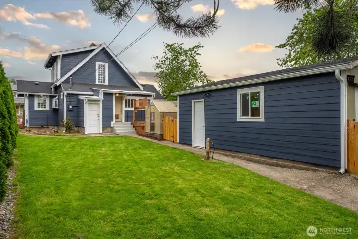 Detached 2 Car Garage w/Side Door Entry to Yard