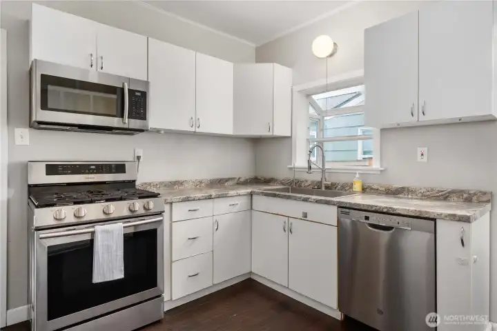 Kitchen w/SS Appliances & Farmhouse Sink