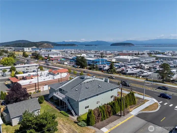 So close to the water, marinas, coffee shops, dining and more!