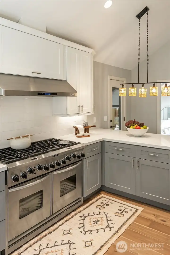 Whether preparing a quick breakfast or hosting a dinner party, the chef-inspired kitchen is equipped with a premium 48-inch KitchenAid double-oven gas range, and expansive quartz work surfaces. Whether preparing a quick breakfast or hosting a dinner party, the chef-inspired kitchen is equipped with a premium 48-inch KitchenAid double-oven gas range, and expansive quartz work surfaces.