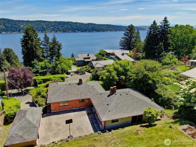 East facing Cedar Park rambler with amazing Lake Washington and Cascade Mountain views!