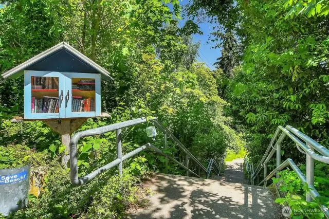Enjoy nearby access to the NE 130th Street Public Lakeshore and the Burke-Gilman Trail via a stairway—perfect for rides to the UW or around Lake Washington to Kenmore, Bothell and the Woodinville Wine Country.