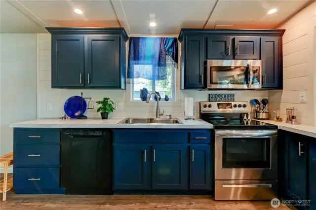 Loads of cupboard space and counter top area.