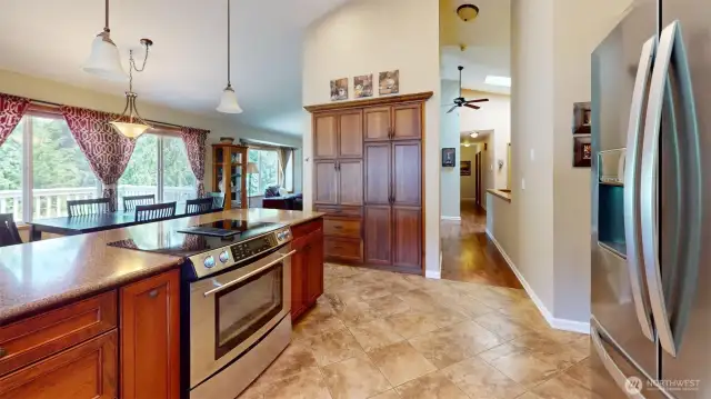 Gorgeous kitchen w/ newer appliances and granite countertops!