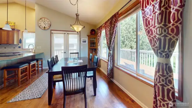 Nice dining area and eating bar!