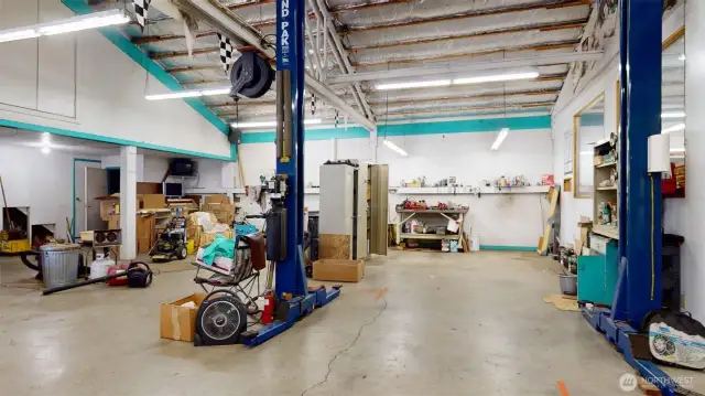 Big shop w/car hoist!