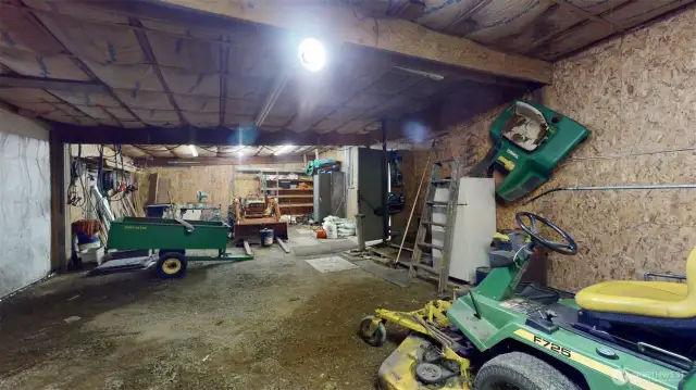 Fully enclosed lean-to area!