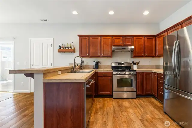 Fully equipped kitchen with bar seating