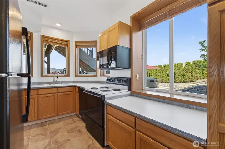Lower level full kitchen.