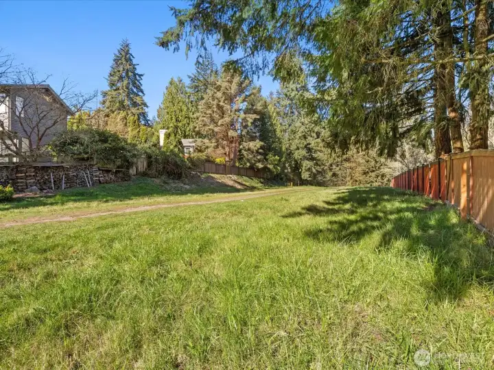 This Pipeline Trail gives you very convenient and pleasant walking possibilities.