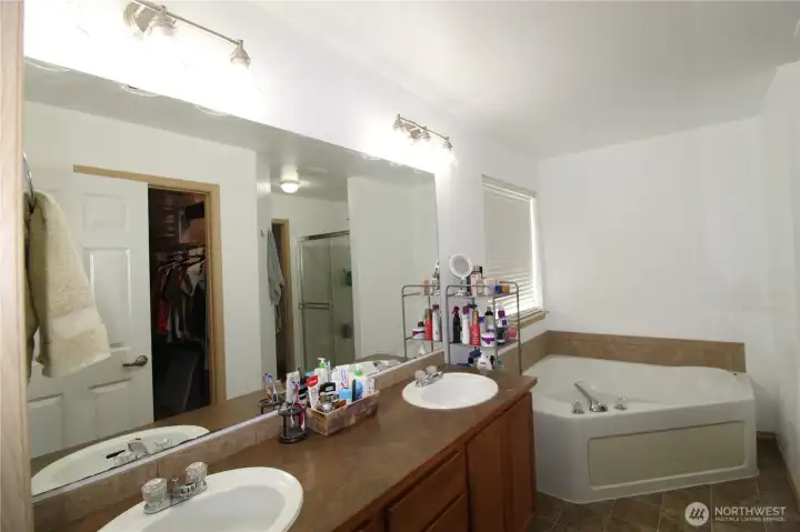 En-suite with double sinks and soaker tub