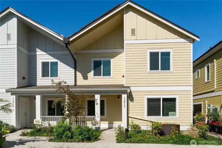 Conveniently located to Seatac airport, Light rail, Westfield shopping center, close to schools.