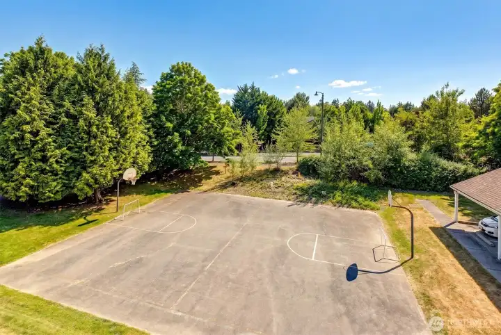 Overlooks athlete court with territoial view