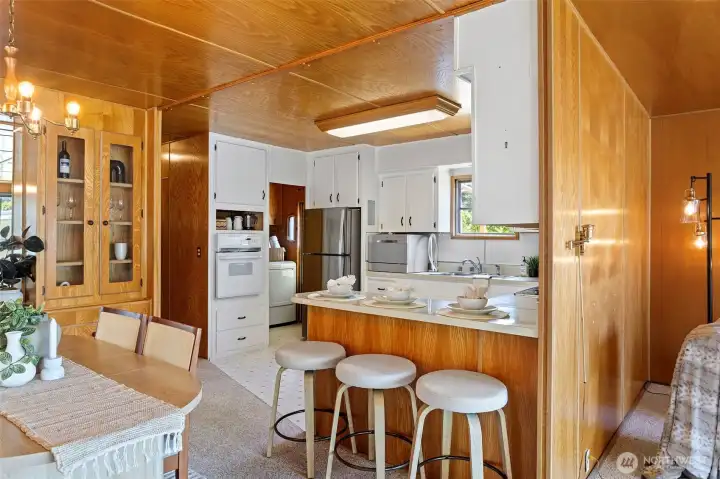 Peninsula in kitchen with seating Peninsula in kitchen with seating