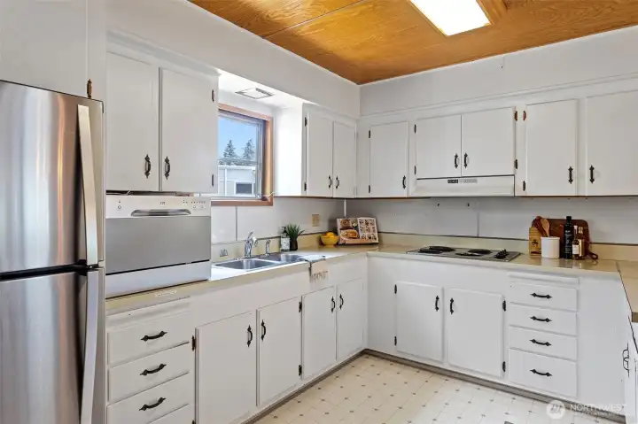 Large kitchen with lots of counter space! Large kitchen with lots of counter space!