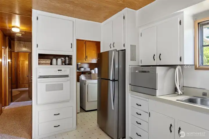 Newer oven & dishwasher Newer oven & dishwasher