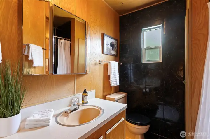 Full spare bath across from 2nd bedroom Full spare bath across from 2nd bedroom