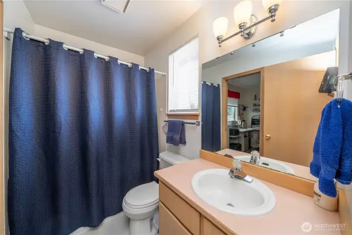 Full bath upstairs. Full bath upstairs.