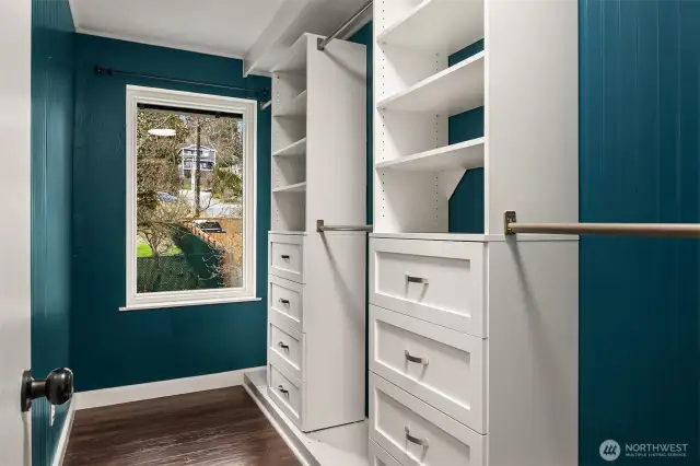 Primary suite walk-in closet