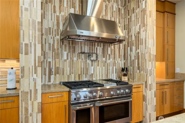 The gas stove is equipped with a convenient pot filler, making it easy to fill large pots right at the cooktop - no more lifting and carrying pots from the sink. It's a thoughtful touch that adds both luxury and practicality to your cooking experience.