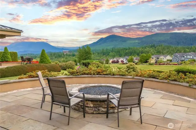 Relax and unwind by the outdoor fire pit on the spacious patio, perfectly positioned to take in breathtaking views of the golf course and surrounding mountains.  It's an ideal setting for evening gatherings, peaceful mornings, and enjoying nature's beauty year around.