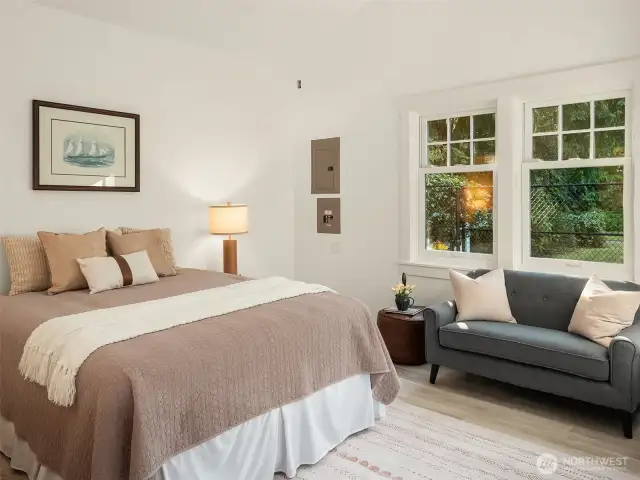 Guest poolhouse bedroom