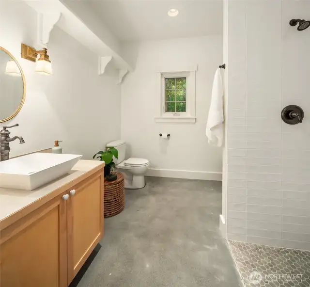 Guest poolhouse bathroom with tiled shower