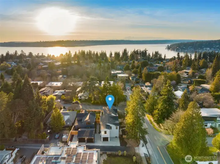 Located minutes from DT Kirkland, parks, dining, waterfront access, major commuter routes, this home modern living with an established neighborhood feel.