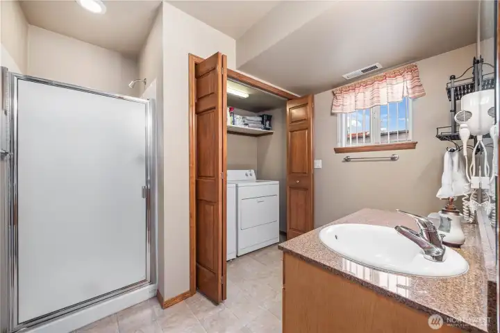 Lower full guest bath with laundry closet