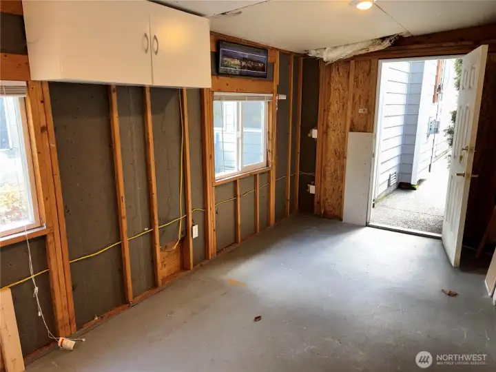 Inside of detached workshop - Endless possibilities—home gym, studio, workspace, or creative retreat