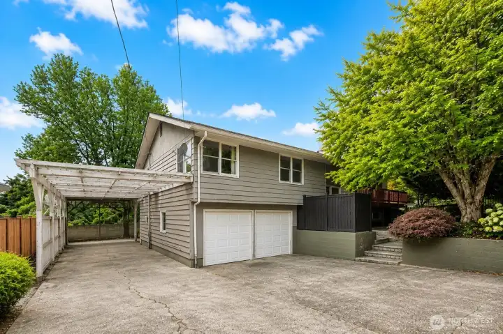 Huge driveway, two-car garage, RV parking on a Cul-de-sac